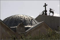 . Detailansicht der Kirche der Nationen -

Blick ber eine der Kuppel auf die Rckseite des Portalgiebels mit dem Kreuz und zwei Hirschen.

Jerusalem, 19.03.2014 (Matthias)