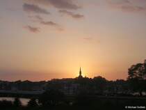 Sonnenuntergang genau hinter der Kirche von Kappeln (Kreis Schleswig-Flensburg, Schleswig-Holstein, Mai 2010)