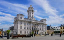 Das Rathaus der Stadt Zeulenroda-Triebes wurde 1825 - 1827 im klassizistischen Stil erbaut. Ein historischer Bezug zur frheren Stadt Zeulenroda und der Karpfenzucht in den umliegenden Gewssern wird durch den <a href= http://www.karpfenpfeifer.net/Startseite-Gesamt.htm >Karpfenpfeifer-Brunnen</a> hergestellt, der sich im Bild links vor dem Rathaus befindet. (07.04.2014)