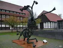 Skulptur  Der Sturz der apokalyptischen Reiter  vor dem Lippischen Landesmuseum in Detmold.
Aufgenommen im November 2013.
