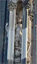 Kunst am K�lner Dom - Heiligenfiguren. Oder ist das hier ein M�zen? Fr�hjahr 2014.