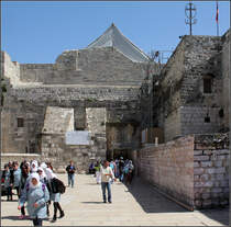 . Wenig fotogen -

Eingangsbereich der Geburtskirche am Bethlehemer Krippenplatz. Die Kirche gilt als die wohl lteste noch erhaltene christliche Kirche.Die Besucher mssen durch die nur 1,20 Meter hohe Demutspforte um in die Kirche zu gelangen. Zum Zeitpunkt unseres Besuches waren Renovierungsarbeiten im Gang.

27.03.2014 (Matthias)