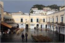 Capri. Die Piazzetta mit dem Rathaus in der Altstadt von Capri. 26.03.2014