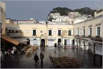 Capri. Die Piazzetta mit dem Rathaus in der Altstadt von Capri. 26.03.2014