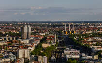 Vom <a href= http://www.funkturm-messeberlin.de >Funkturm</a> aus, Blickrichtung Südost, erkennt man links das 100 Meter hohe BfA-Hochhaus am Hohenzollerndamm, in der Mitte die Ringbahn mit den Stationen Halensee (im Vordergrund) und Hohenzollerndamm (im Hintergrund) sowie rechts der Ringbahn das Heizkraftwerk Berlin-Wilmersdorf. (16.04.2014)