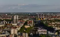Vom <a href= http://www.funkturm-messeberlin.de >Funkturm</a> aus, Blickrichtung S�dost, erkennt man links das 100 Meter hohe BfA-Hochhaus am Hohenzollerndamm, in der Mitte die Ringbahn mit den Stationen Halensee (im Vordergrund) und Hohenzollerndamm (im Hintergrund) sowie rechts der Ringbahn das Heizkraftwerk Berlin-Wilmersdorf. (16.04.2014)