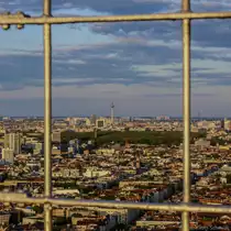 Das Sicherheitsgitter der 124 Meter hoch gelegenen Plattform des <a href= http://www.funkturm-messeberlin.de >Berliner Funkturms</a> diente mir hier als  Bilderrahmen  beim Blick in Richtung Charlottenburg/Tiergarten/Mitte. (16.04.2014)