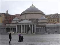 Neapel. Die Chiesa San Francesco di Paola an der Piazza del Plebiscito. 27.03.2014