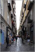 Neapel. Der Spaccanapoli ist ein ber 1 km langer, schnurgerader Straenzug, der Neapel  spaltet . 27.03.2014