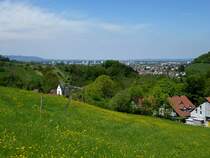 Freiburg, Blick vom Hexental ber den Ort Au zur Stadt, links im Hintergrund der Kaiserstuhl, rechts am Horizont der Schwarzwald, Mai 2013
