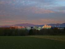 Freiburg, Blick vom Lehener Berg beim Sonnenuntergang auf den Stadtteil Landwasser und den Schwazwald, Dez.2013