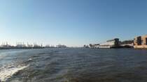 Hamburg am 12.1.2014: mit dem Schiff unterwegs, Blick elbabwrts, links die Containerhfen, rechts das Kreuzfahrerterminal Altona