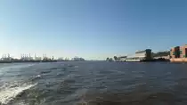 Hamburg am 12.1.2014: mit dem Schiff unterwegs, Blick elbabw�rts, links die Containerh�fen, rechts das Kreuzfahrerterminal Altona