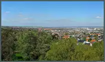 Blick vom Fichteturm auf Dresden: Im Vordergrund der Stadtteil Plauen, dahinter L�btau. Markant stechen im Hintergrund die Hochh�user des Neubaugebietes Gorbitz hervor, rechts davon befinden sich Cotta und Friedrichstadt. Ganz hinten sind die Weinberge bei Radebeul zu sehen. Markantestes Bauwerk im rechten Bildteil ist das <a href= http://www.staedte-fotos.de/bild/Deutschland~Sachsen~Dresden/47682/blick-vom-fichteturm-auf-dresden-zu.html >Heizkraftwerk Nossener Br�cke</a>. (11.04.2014) <p><a href= http://www.staedte-fotos.de/bild/Deutschland~Sachsen~Dresden/47598/blick-vom-fichteturm-auf-dresden-links.html >Zum n�chsten Teil des Panoramas</a><br>