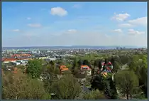 Blick vom Fichteturm auf Dresden: Im linken Bildteil wieder der Campus der TU Dresden mit dem markanten Turm des Schumannbaus. An den Elbh�ngen die Stadtteile Loschwitz und B�hlau. In der Mitte des Bildes stechen drei Studentenwohnheime an der Wundtstra�e hervor. Dahinter ist auch der Fernsehturm erkennbar. Rechts davon sind die dunklen T�rme der Cristuskirche von Dresden-Strehlen erkennbar. Im rechten Bildteil sind deutlich der Schornstein des Heizkraftwerks Niedersedlitz und die Hochh�user des Neubaugebietes Zschertnitz zu sehen. Vor diesen Hochh�usern ist mit dem Bismarkturm ein weiterer Aussichtsturm erkennbar. Ganz vorn am rechten Bildrand die Strecke der Stra�enbahnlinie 3 nach Cosch�tz. (11.04.2014)<p><a href= http://www.staedte-fotos.de/bild/Deutschland~Sachsen~Dresden/47598/blick-vom-fichteturm-auf-dresden-links.html >Zum vorherigen Teil des Panoramas</a><br>