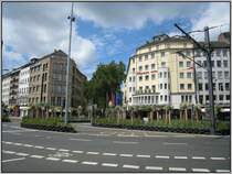 Der Stresemannplatz in Dsseldorf nach der Neugestaltung. Hier stoen sechs Straen und eine Straenbahntrasse aufeinander. Ungewhnlich die Gestaltung der Verkehrsinseln: Unter der Regie der Knstlerin Tita Giese wurden 67 Yucca-Pflanzen aus Sdamerika auf insgesamt 11 Verkehrsinseln plaziert. Eingefasst werden sie von in drei Lagen aufgeschichteten Autoreifen! Natrlich ist diese Aktion relativ umstritten, wobei insbesondere die Autoreifen Stein des Anstosses sind. (07.07.2007)  