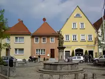 Petrusbrunnen am Marktplatz von Schl�sselfeld (13.04.2014)