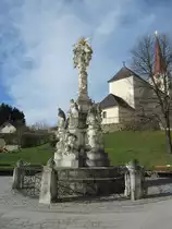 Bad Gro�pertholz, Dreifaltigkeitss�ule von 1715 und Pfarrkirche St. Bartholom�us 
Bezirk Gmund (18.04.2014)