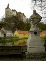 Raabs an der Thaya, Burg Raabs, H�henburg auf einem Felsr�cken hoch �ber der Stadt, 
Johannes Nepomuk Statue an der Thayabr�cke (18.04.2014)