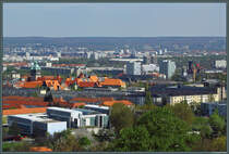 Blick vom Fichteturm auf den Campus der Technischen Universitt Dresden: Links der markanten Turm des Schumannbaus. Im Vordergrund das Max-Planck-Institut. In der Mitte die Studentenwohnheime an der Hochschulstrae, dahinter das Stadion am Rand des Groen Gartens. Im Rechten Bildteil der Beierbau mit Observatiorium und dahinter die Lukaskirche. Im Hintergrund befindet sich der Stadtteil Johannstadt. An den Elbhngen sind die drei Elbschlsser Schloss Albrechtsberg, Lingnerschloss und Schloss Eckberg zu erkennen. (11.04.2014)
<br><a href= http://www.staedte-fotos.de/bild/Deutschland~Sachsen~Dresden/47597/blick-vom-fichteturm-auf-dresden-im.html >Zum Panorama-Blick auf Dresden</a>