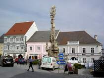 Weitra, Rathausplatz mit Dreifaltigkeitssule und Sgraffitohaus (18.03.2014)