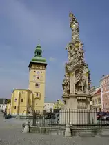 Retz, Rathaus und Dreifaltigkeitss�ule von 1744 am Hauptplatz, Stadtturm vom 1615 (19.04.2014)