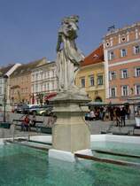 Retz, Brunnen mit Figur am Hauptplatz (19.04.2014)