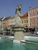Retz, Brunnen mit Figur am Hauptplatz (19.04.2014)