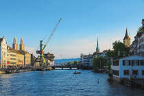 Hafenkran am Zrcher Limmatquai. Das verrostete Objekt gilt als Kunstwerk, stammt aus Rostock und ist deshalb umstritten, weil es zu Lasten der Steuerzahler realisiert wurde. Aufnahme vom 24. April 2014, 18:48