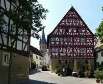 Eppingen, das Baumannsche Haus von 1582 beherbergt den Wirtskeller  Sankt Georg , das Fachwerkhaus geh�rt zu den sch�nsten zwischen Rhein und Neckar, April 2014
