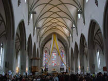 Kath. Pfarrkirche Hl. Familie in Untergeri / ZG. Mittelschiff nach Norden. Erbaut 1857-60 von Ferdinand Stadler. Neugotische 3-schiffige Basilika, mit 1200 Sitzpltzen ursprnglich grsste Kirche des Kantons Zug. Aufnahme am Weissen Sonntag, 27. April 2014, ca. 10:05, kurz vor dem Einzug der Erstkommunikanten (EXIF-Daten nicht korrekt)