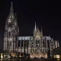 K�lner Dom in der Nacht. Fr�hjahr 2014. Bearbeitungsvariante von Heinz Stoll. Herzlichen Dank in die Schweiz. 

Zum Vergleich: http://www.staedte-fotos.de/bild/Deutschland~Nordrhein-Westfalen~Koln/47277/k246lner-dom-in-der-nacht-fr252hjahr.html