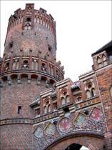 Neust�dter Tor, Rundturm und Mittelbau um 1450 errichtet - Tangerm�nde, 21.05.2005

