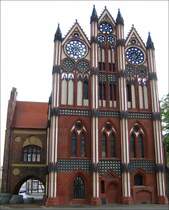 24 m hohe Schauwand am Ostflgel des Rathauses, um 1430 errichtet - Tangermnde, 21.05.2005
