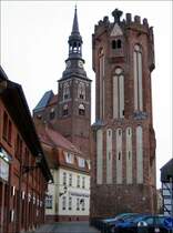 Hhndorfer Tor, 24 m hoher Wehrturm (mit Storchennest), dessen unterer Teil wurde um 1300 errichtet, um 1460/1470 erfolgte der achteckige Aufbau; links daneben der Turm der St. Stephanskirche - Tangermnde, 21.05.2005
