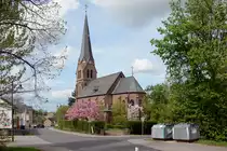 St. Cyriakus-Kirche in Euskirchen-Billig, mit Baumbl�ten - 07.04.2014