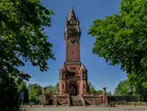 Der Grunewaldturm im gleichnamigen Berliner Ortsteil wurde - wie auf der Inschrift zu lesen - ab 1897 bis 1899 zum Gedenken des preu�ischen K�nigs und Deutschen Kaisers Wilhelm I. errichtet. Zuletzt wurde der Turm bis 2011 �ber dreieinhalb Jahre saniert. Der Entwurf im Stil der m�rkischen Backsteingotik stammt von Franz Schwechten. In 36 m H�he befindet sich eine Aussichtsplattform mit Blick auf den westlich angrenzenden Wannsee. (03.05.2014)