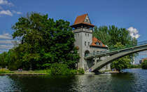 Die Abteibrcke verbindet seit 1916 auf 78 m Lnge den Berliner Ortsteil Alt-Treptow mit der Insel der Jugend (frher: Abteiinsel, benannt nach einem damaligen Gasthaus auf der Insel). An den beiden Enden der Brcke befindet sich je ein Brckenhaus. (03.05.2014)