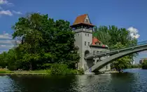 Die Abteibr�cke verbindet seit 1916 auf 78 m L�nge den Berliner Ortsteil Alt-Treptow mit der Insel der Jugend (fr�her: Abteiinsel, benannt nach einem damaligen Gasthaus auf der Insel). An den beiden Enden der Br�cke befindet sich je ein Br�ckenhaus. (03.05.2014)