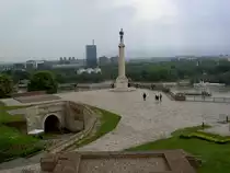 Belgrad, Siegesdenkmal von Ivan Mestrova in der Festung Kalamegdan, dahinter das Hochhaus der Bank Alpe Adria (29.04.2014)