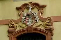Diersburg, sch�nes Wappenrelief �ber dem Eingang zum Herrschaftshaus, Mai 2014