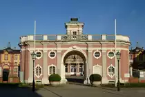 Bruchsal, das Torgeb�ude, Eingang zum Ehrenhof und zum Schlo�haupteingang, April 2014