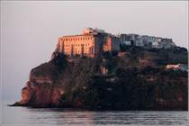 Procida. Die Terra Murata mit dem Palazzo Reale im ersten Licht des 31.03.2014.
