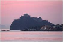 Das Castello Aragonese in Ischia-Ponte im Morgenrot des 31.03.2014.