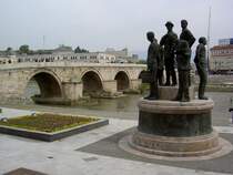 Skopje, Denkmal an der Steinernen Brcke ber die Vardar (08.05.2014)
