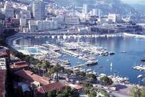 Frstentum Monaco: Blick ber den Hafen und den stlichen Stadtteil. Datum: 4. Juli 1972.
