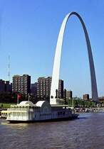 Gateway Arch in St. Louis (5. September 1980). Der Gateway Arch ist Teil des Jefferson National Expansion Memorial und erinnert an die Landnahme westlich des Mississippi. Er wurde nach einem Entwurf des aus Finnland stammenden Architekten Eero Saarinen 1963 - 65 errichtet. Der Bogen ist 192 m hoch und an der Basis ebenso breit. Der Klner Dom htte also bequem darunter Platz.