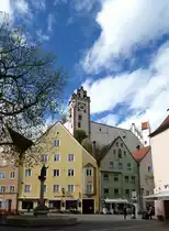 F�ssen, Brunnen an der Ritterstra�e und Hohes Schlo� mit Uhrturm, April 2014