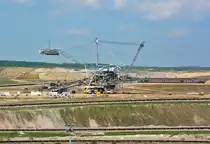 Absetzer im Tagebau Inden (RWE-Braunkohleabbau). Absetzer verkippen den Abraum der bei der Braunkohlef�rderung anf�llt. 19.05.2014