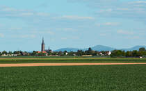 Kirche in Odendorf, im Hintergrund das Siebengebirge - 16.04.2014